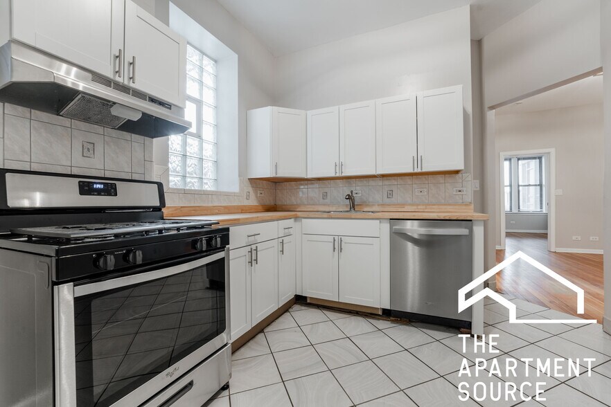 Building Photo - 2202 W Belmont Ave