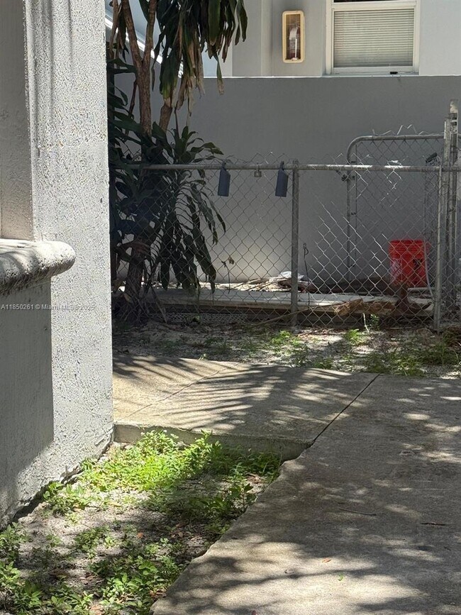 Building Photo - 1453 SW 3rd St