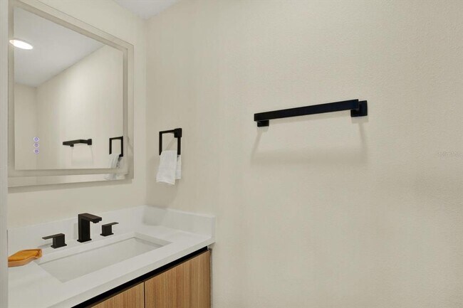 Building Photo - 670 Island Way