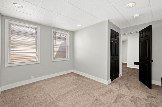 Building Photo - Beautiful 3 Bedroom home in South side available April 15!