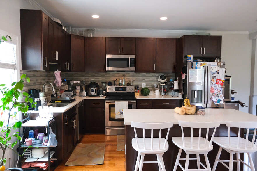 Kitchen - 655 16th St NE