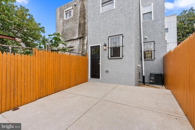 Building Photo - 2142 N Percy St