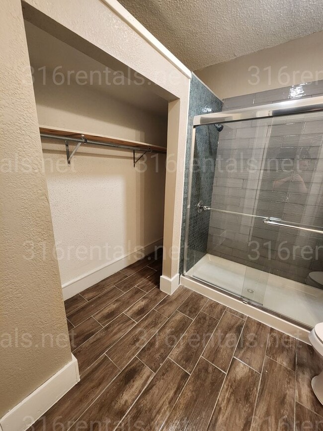 Building Photo - $1,175 - 2 bedroom / 1 bathroom - Single Family Home in College Hill