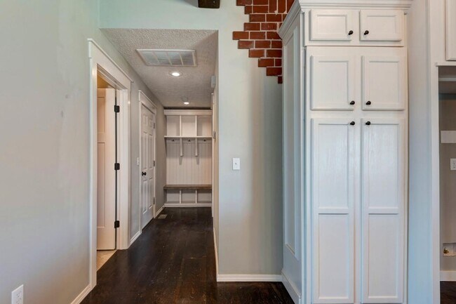 Building Photo - Republic Schools - Gorgeous 3 Bed 2 Bath 3 Car Garage For Rent!