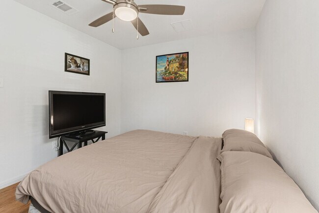 Building Photo - 404 Sloan St