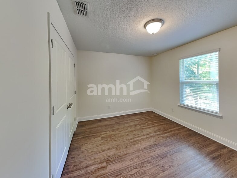Building Photo - 3150 Creek Village Ln
