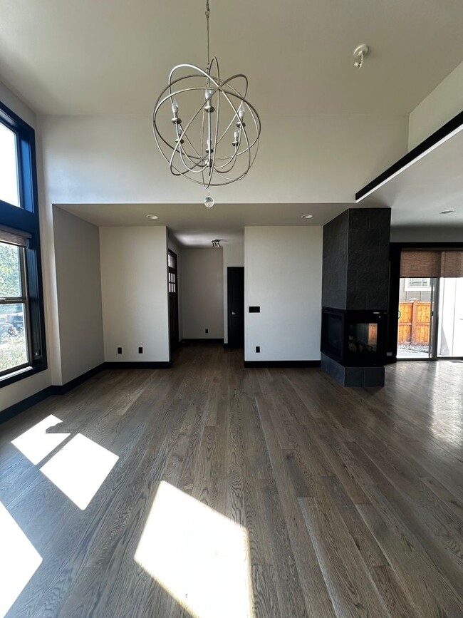Building Photo - Gorgeous modern 5 bedroom - Minutes from MSU!