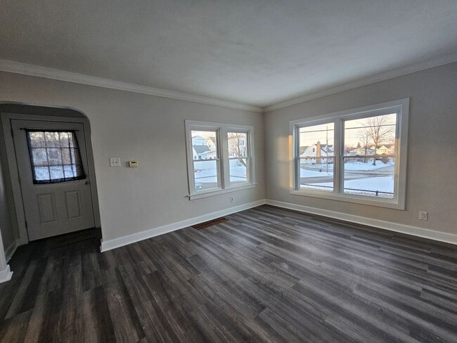 Building Photo - 3 bedroom, 1 bath home with attached garage, off Mt. Vernon Rd.