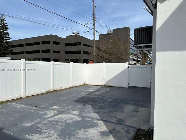 Building Photo - 514 NE 4th Ave