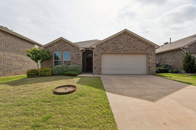 Building Photo - 3 bedroom 2 bath near Paycom!