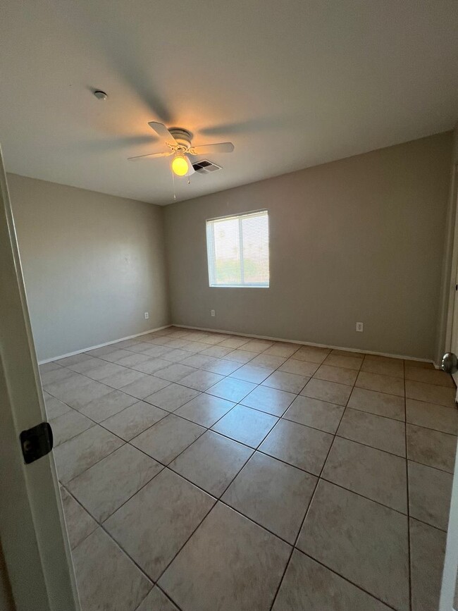 Building Photo - 2 Bedroom 1.5 Bath  Move in Ready in North...