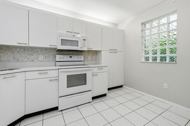 Building Photo - 5155 Europa Dr