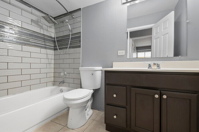 Building Photo - 2214 Country Club Dr
