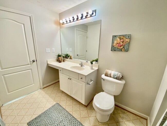 Building Photo - Super-Cute Condo!  First Floor - 1-Story - Fenced Patio - Storage - Pet Friendly!