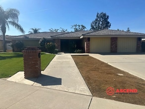 Building Photo - 3 Bed, 2 Bath Home with Fireplace in Northwest Bakersfield