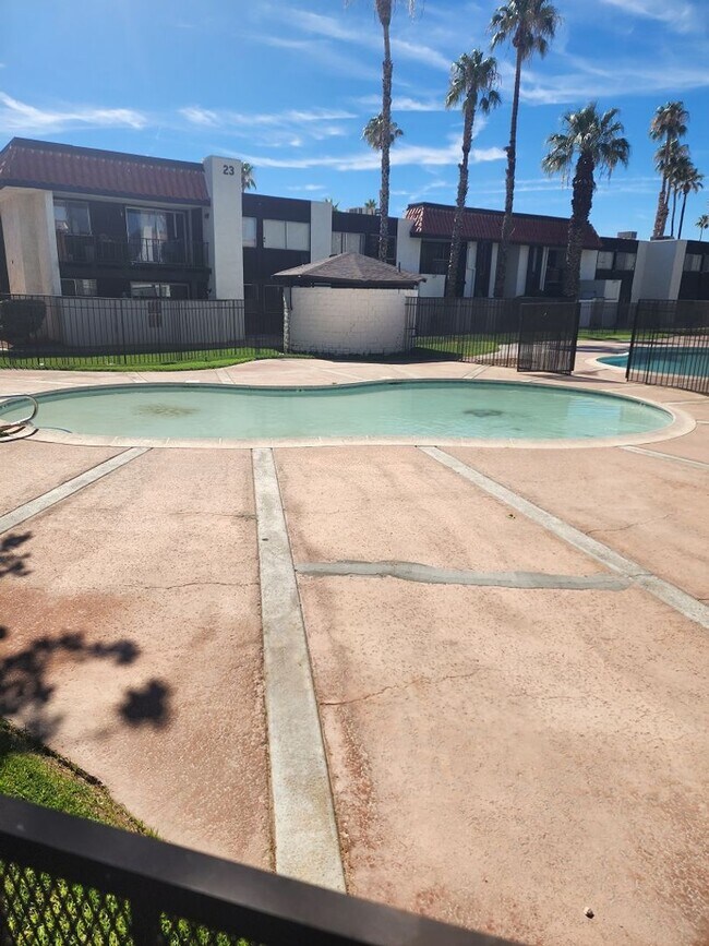 Building Photo - 3 bedroom/ 2 bath condo 1st floor condo