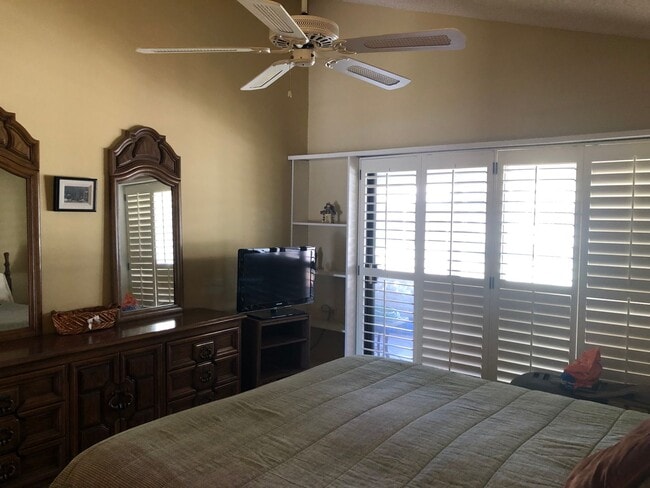 Building Photo - Lovely home with all the comforts of home. Short or Long term furnished term furnished or unfurni...