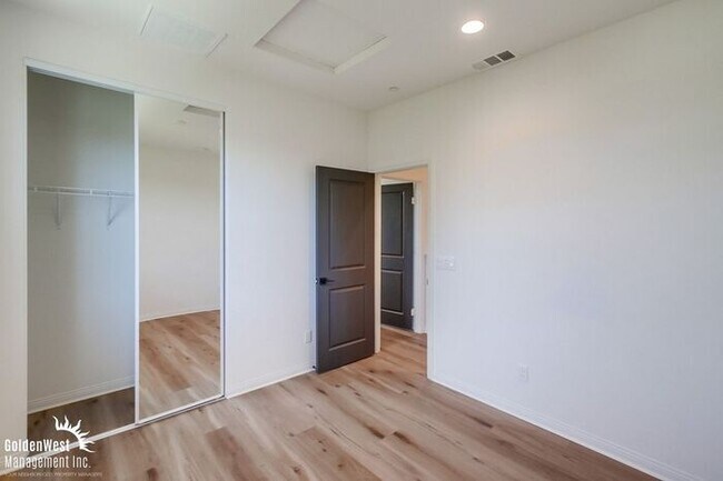Building Photo - Newly Built 3Bdm 2.5Ba Home with Modern Fe...