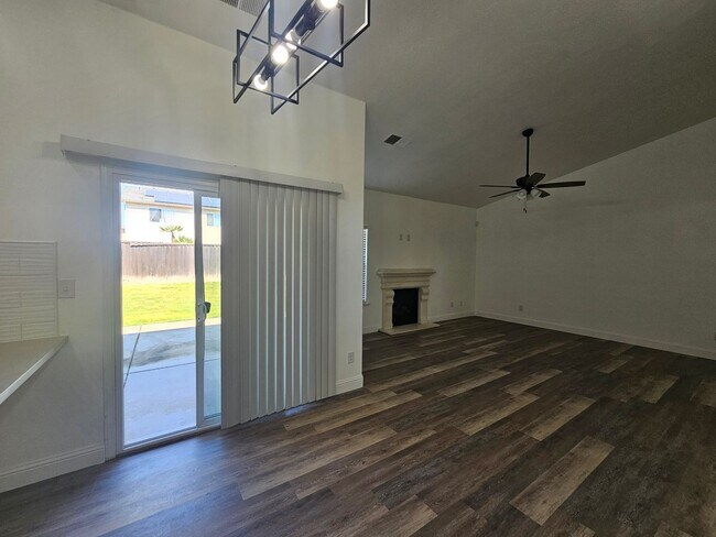 Building Photo - 4 Bedroom 2 Bath