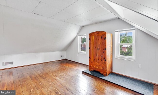 Building Photo - 6233 Woodcrest Ave