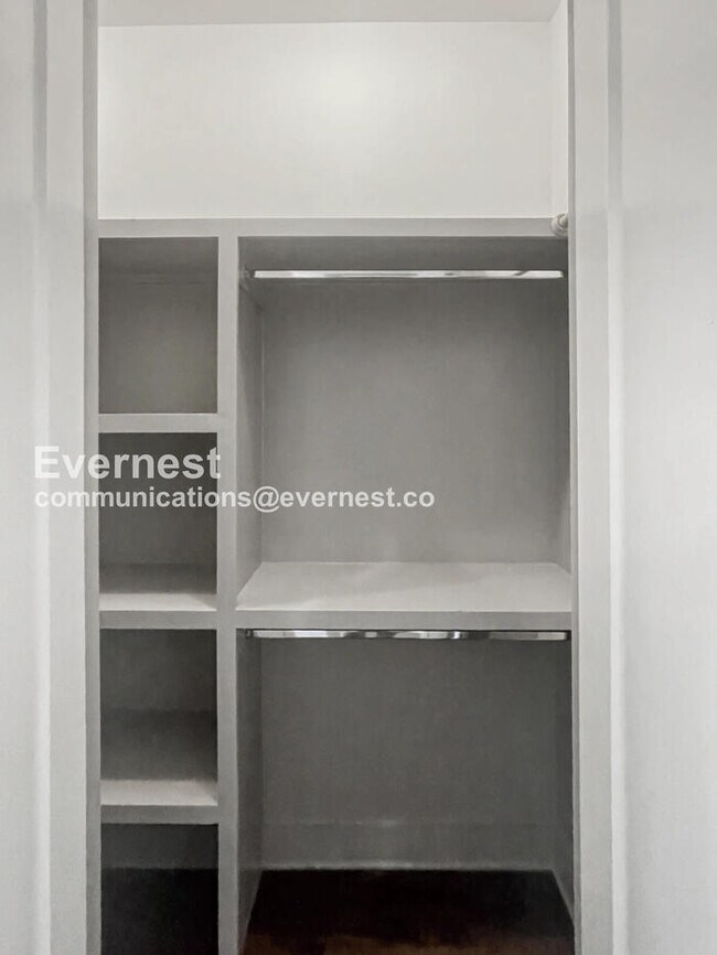 Building Photo - 3 Bed/2.5 Bath with Fenced Yard / Pet-Friendly / Available Now!