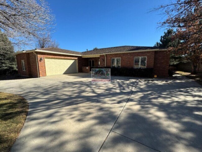 Building Photo - Outstanding one-level home in the gated Spring Grove community near the Broadmoor!