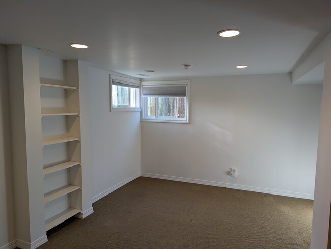 Building Photo - 3730 SW Austin St