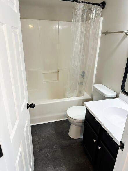 Guest Bathroom - 2022 Bono Rd