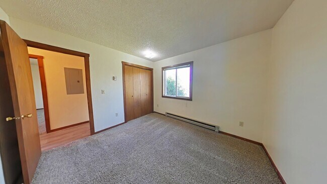 Building Photo - Pet Friendly! Top Floor Apartment! Conveni...