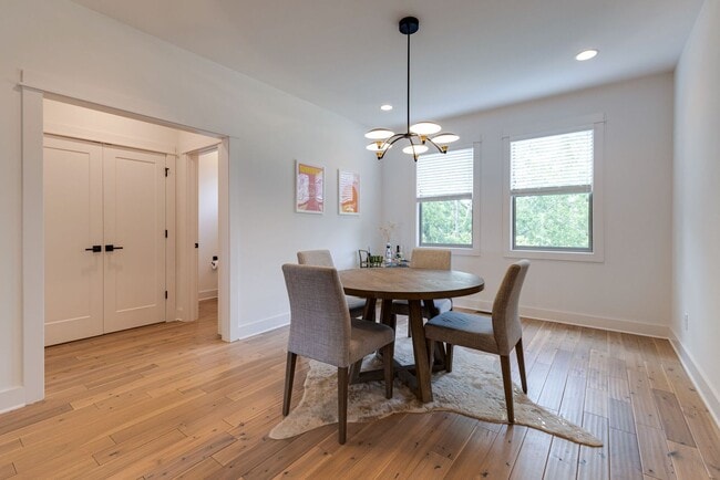 Building Photo - Great modern HPR with garage and view of the river!