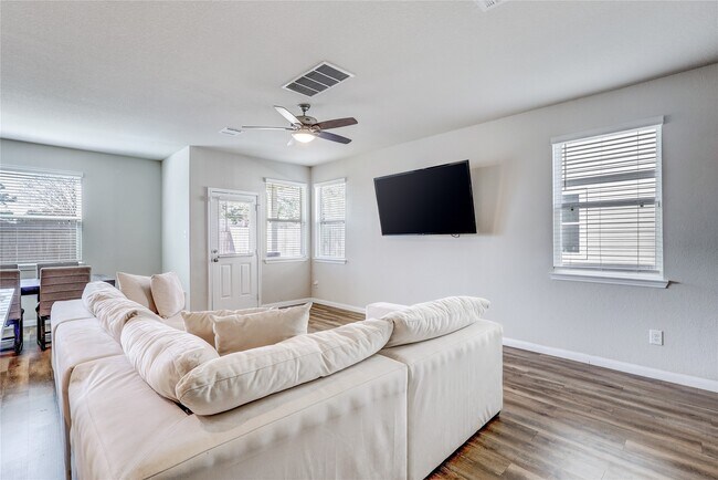 Building Photo - 22103 Regal Heights Dr
