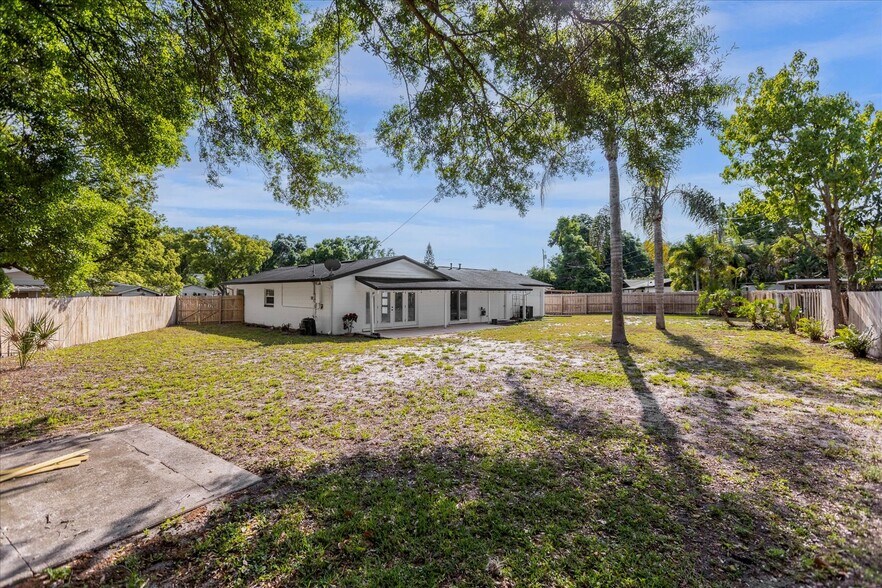 Building Photo - 641 Sherwood Dr