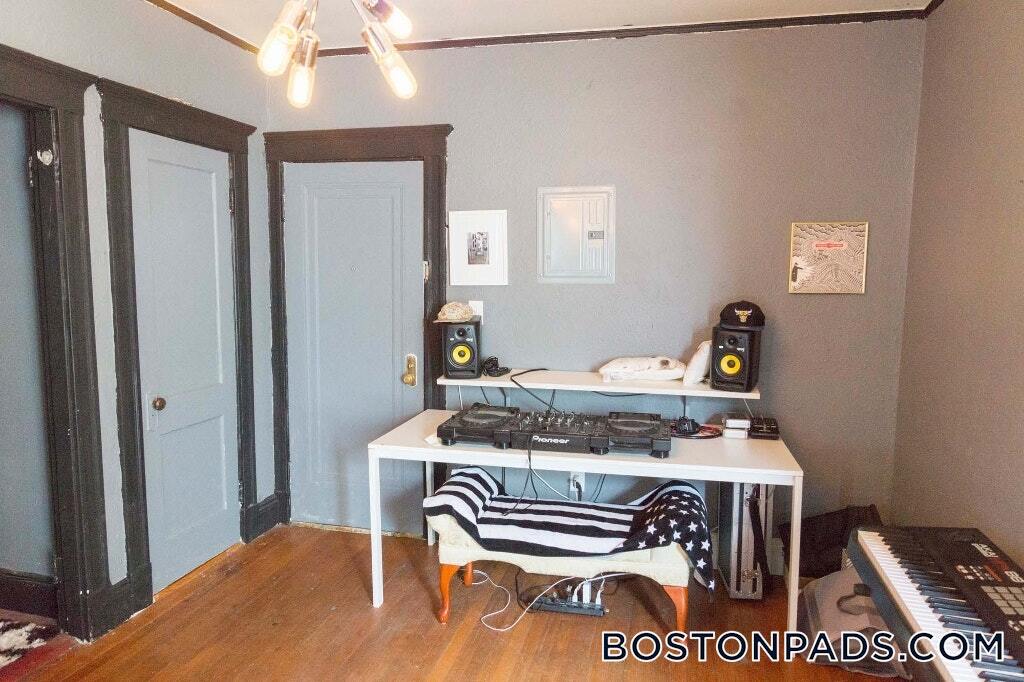 Building Photo - 1167 Boylston St