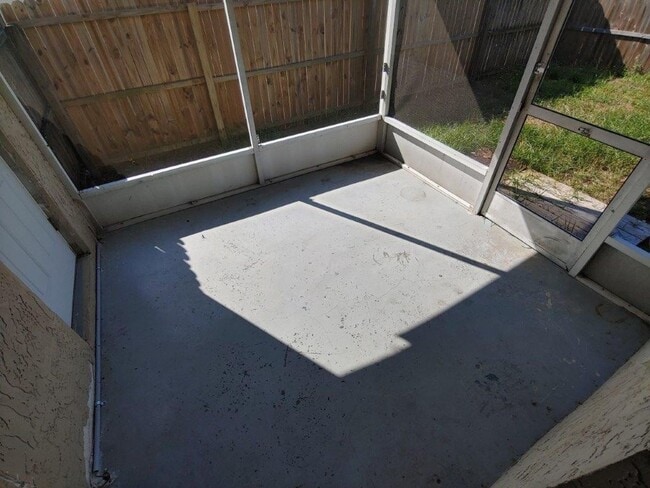 Building Photo - 2/1/1 with BONUS ROOM, 1000 Sq. Ft. with custom tile in bathroom & renovated kitchen!!