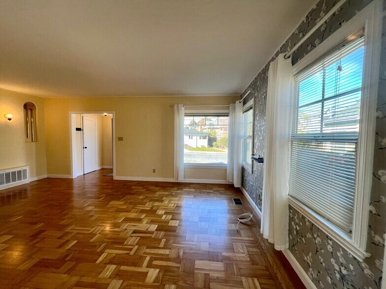 spacious and bright - 127 22nd Ave