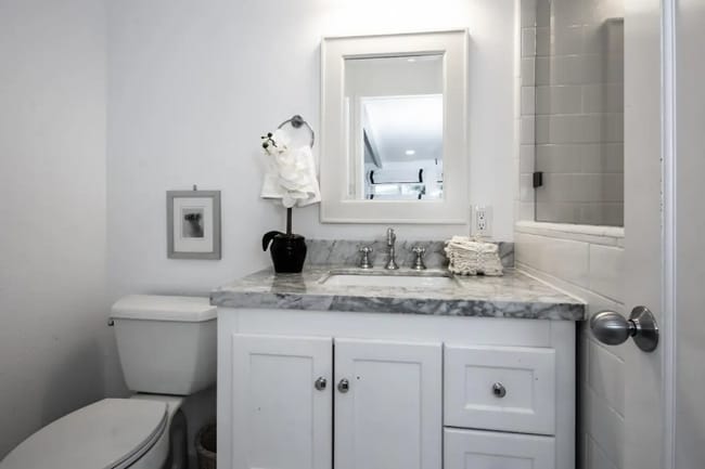 Building Photo - 340 Jarvis Ct