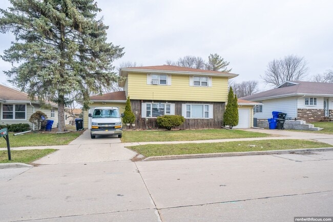 Building Photo - 1500 W Pershing St