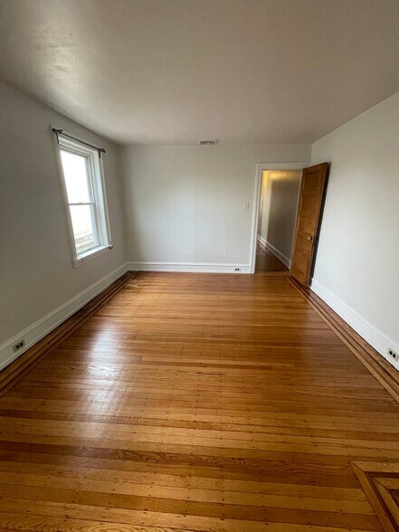 Building Photo - 266 S 46th St