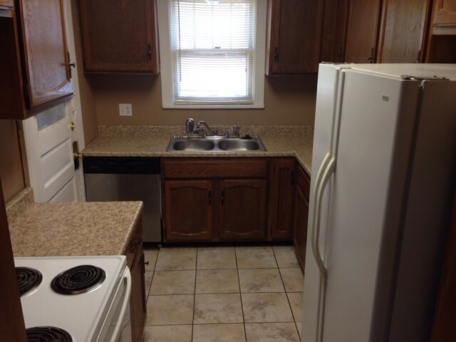 Building Photo - 2 Bedroom Duplex in Riverside!