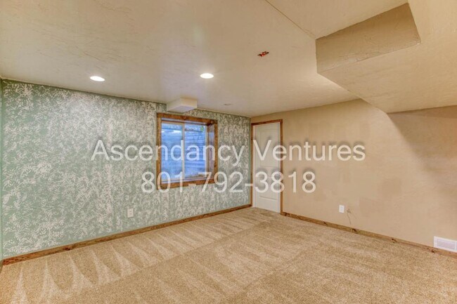 Building Photo - 1483 N Clemente Wy