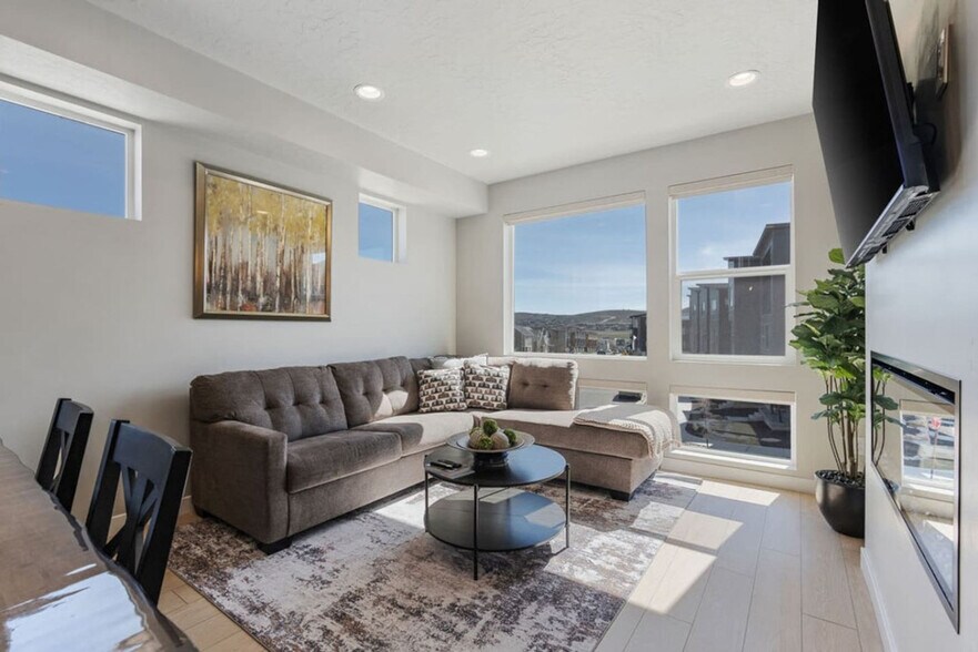 Primary Photo - 6831 Silver Creek Dr