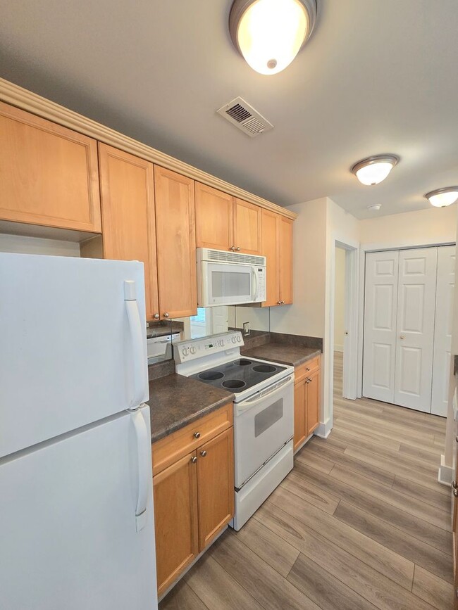 Building Photo - Trolley Path - MOVE IN SPECIAL - $500 OFF FIRST MONTH'S RENT - Minutes to Downtown WILM, Novant M...