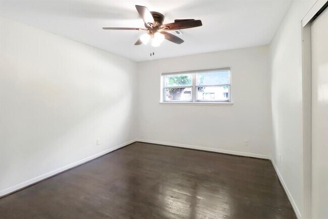 Building Photo - 5602 Sylmar Rd