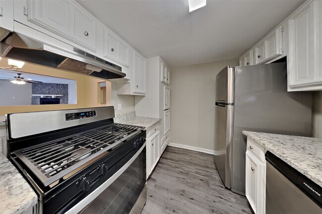 Building Photo - 3114 River Valley Dr