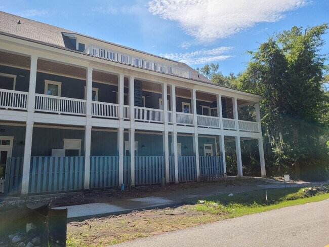 Building Photo - Second Floor, Studio Apartment in Old Town Bluffton!