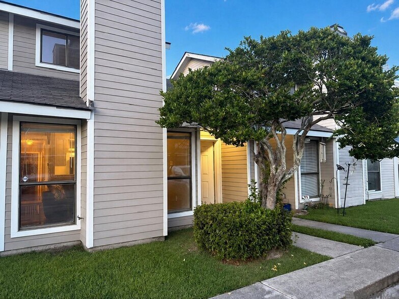 Building Photo - 9625 Siegen Ln