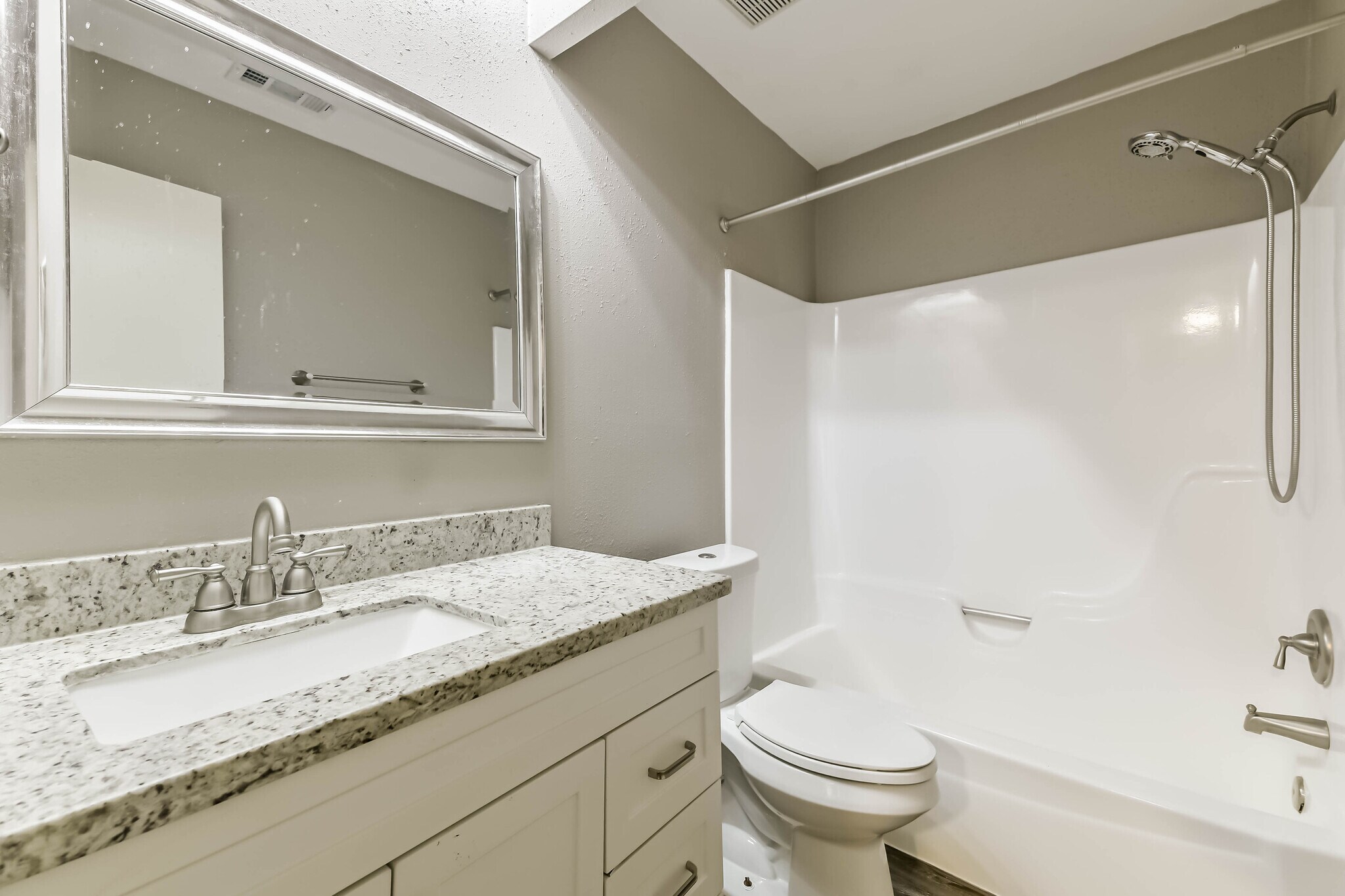 Building Photo - 26 W Broken Oak