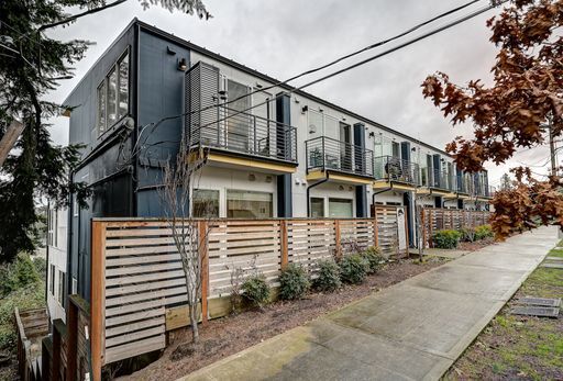 Building Photo - Gorgeous 3Bed/2.5 Bath Townhome in Queen A...
