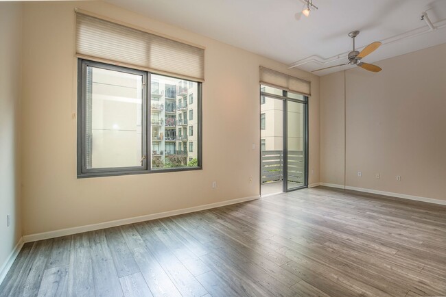 Building Photo - Stunning & Spacious Condo with 2 Parking S...