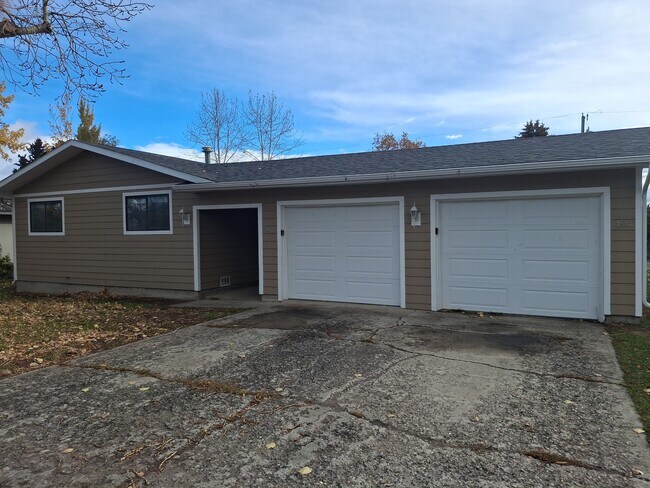 Building Photo - 402 N 19th Ave